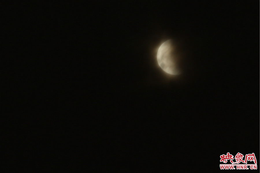 20：02月亮在云層中忽隱忽現(xiàn)。