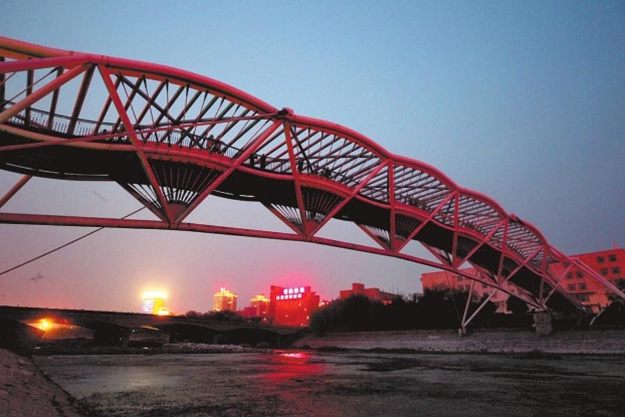 此前三座橋黑燈瞎火，許多人為此不敢從此過(guò)。