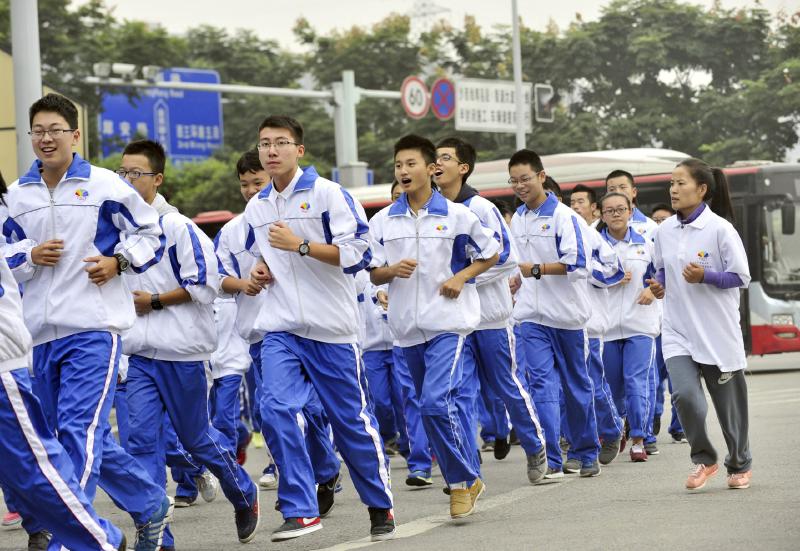 10月14日，成都七中萬達(dá)學(xué)校實(shí)行三年跑六百公里才能畢業(yè)，現(xiàn)場學(xué)生開始長跑。