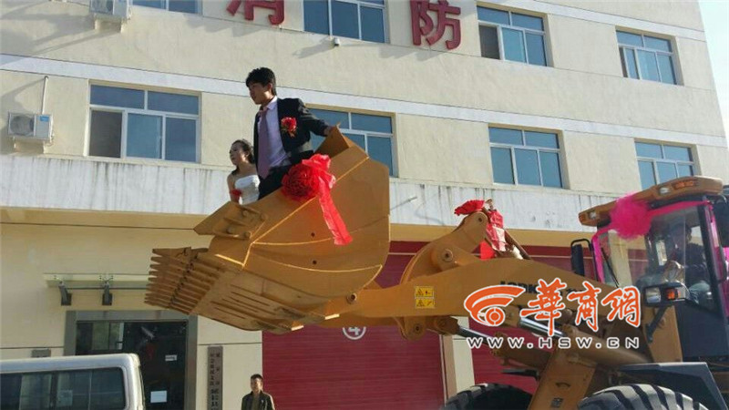 陜西小伙開8臺(tái)裝載機(jī)接新娘。