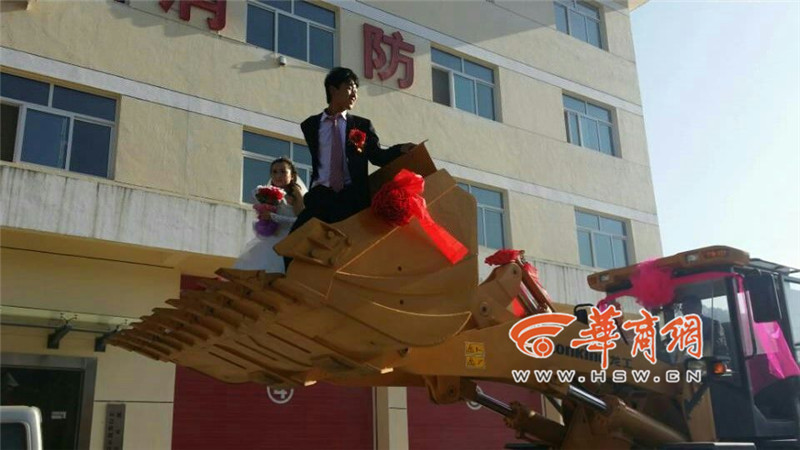 陜西小伙開8臺(tái)裝載機(jī)接新娘。