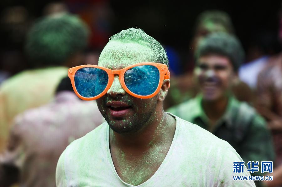 10月16日，在埃及首都開(kāi)羅，一名男青年在“彩色跑”活動(dòng)中奔跑。