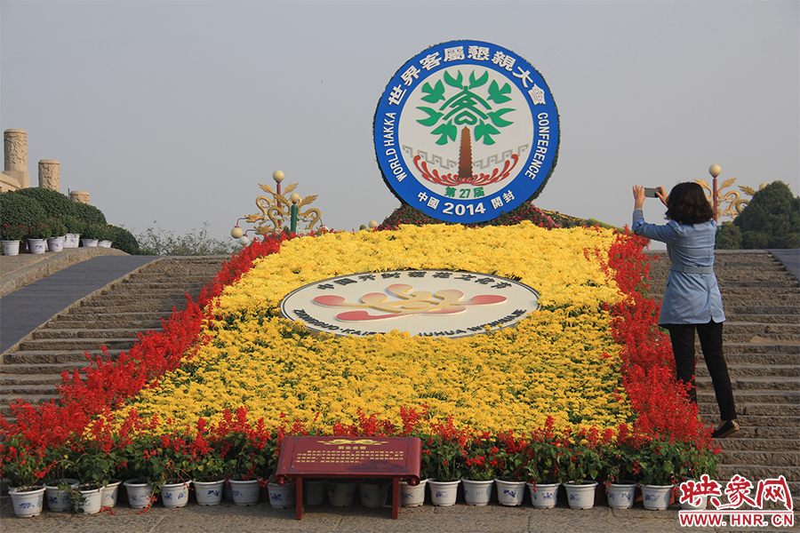 游客在拍照。