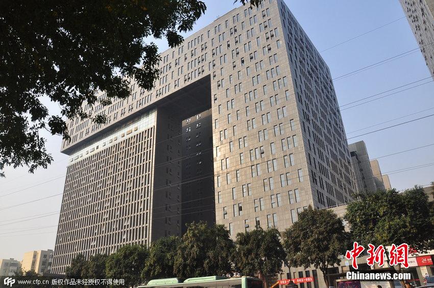 鄭州又現(xiàn)奇葩建筑 大門(mén)酷似“大褲衩”