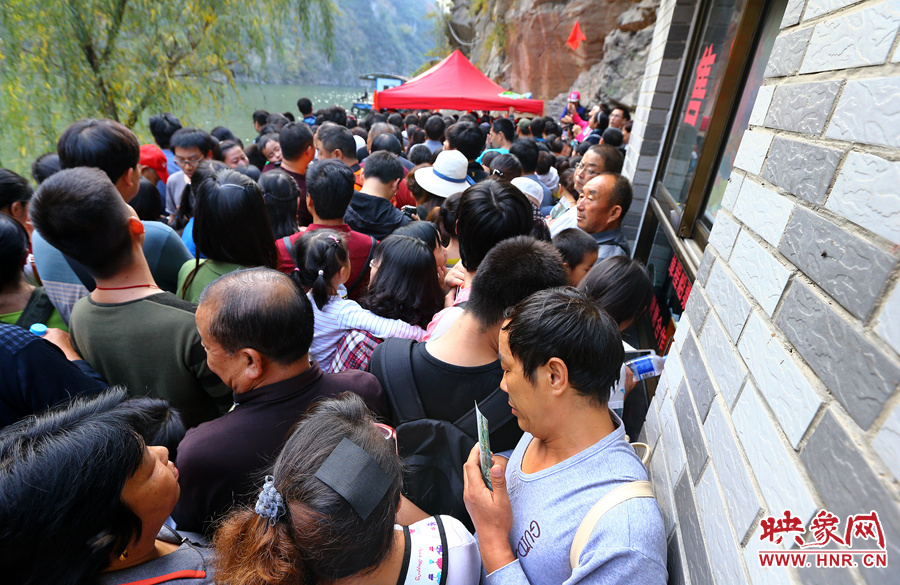 游船售票處前，游客被擠得無(wú)法轉(zhuǎn)身