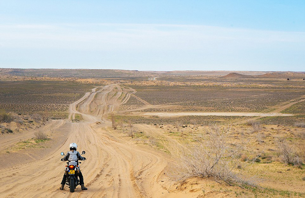 在3個(gè)月中，夫婦倆從阿姆斯特丹到達(dá)蒙古，途中經(jīng)過(guò)16個(gè)國(guó)家。