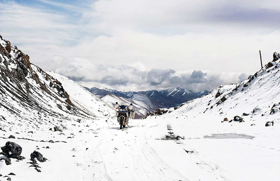 圖為塔吉克斯坦4600米高的山峰上。（網(wǎng)頁(yè)截圖）