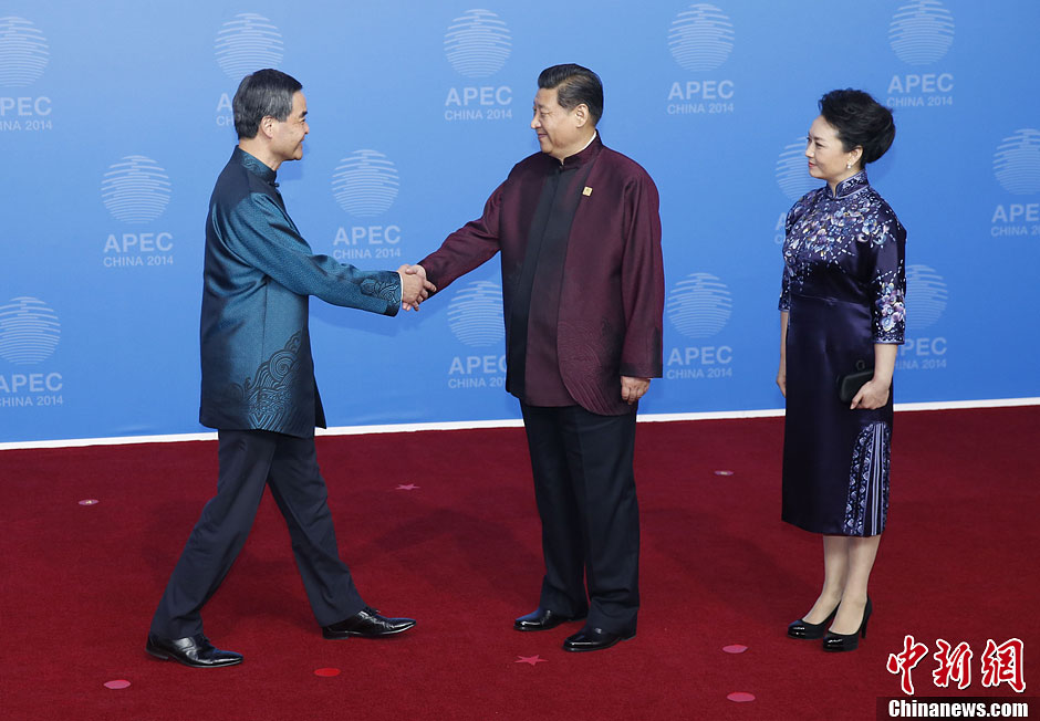 圖為習(xí)近平夫婦歡迎中國(guó)香港特別行政區(qū)行政長(zhǎng)官梁振英。中新社發(fā) 杜洋 攝