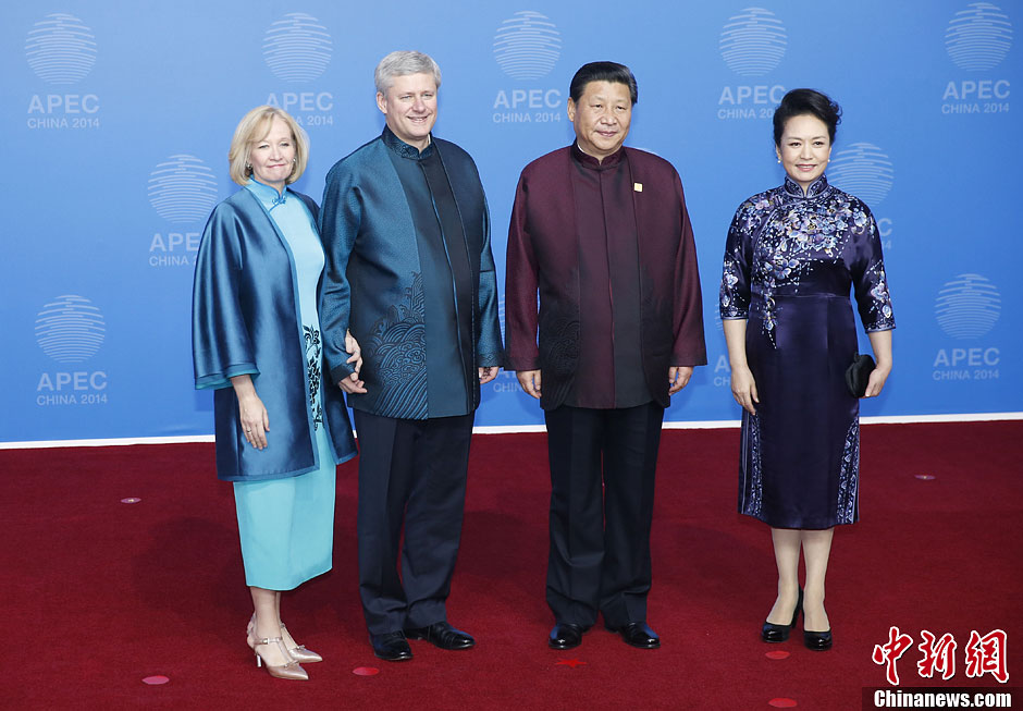 圖為習(xí)近平夫婦歡迎加拿大總理哈珀夫婦。中新社發(fā) 杜洋 攝