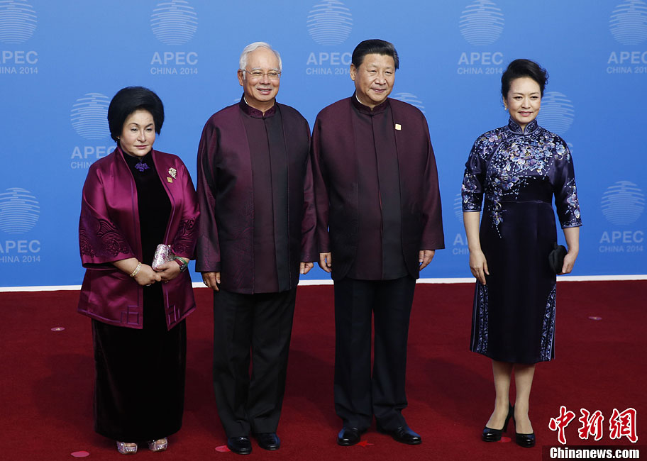 圖為習(xí)近平夫婦歡迎馬來西亞總理納吉布夫婦。中新社發(fā) 杜洋 攝