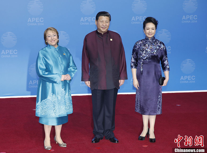 圖為習(xí)近平夫婦歡迎智利總統(tǒng)巴切萊特。中新社發(fā) 杜洋 攝