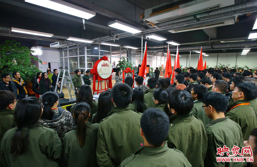 “雙十一”零點到來前，電商的負(fù)責(zé)人為一線員工鼓勁加油