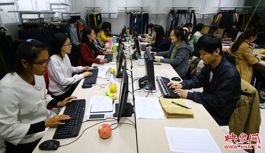 深夜中，忙碌的客服