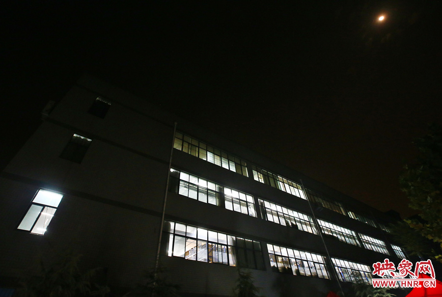 夜已深，燈火通明的大廳內(nèi)卻熱火朝天