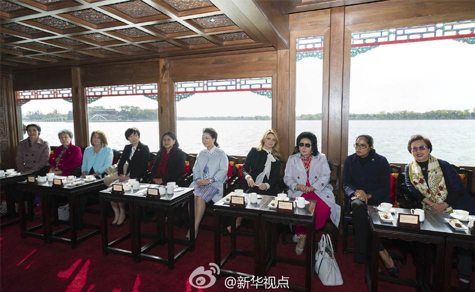 彭麗媛11日邀請(qǐng)來華出席2014年APEC領(lǐng)導(dǎo)人非正式會(huì)議的部分經(jīng)濟(jì)體領(lǐng)導(dǎo)人或代表的夫人參觀世界文化 彭麗媛11日邀請(qǐng)來華出席2014年APEC領(lǐng)導(dǎo)人非正式會(huì)議的部分經(jīng)濟(jì)體領(lǐng)導(dǎo)人或代表的夫人參觀世界文化