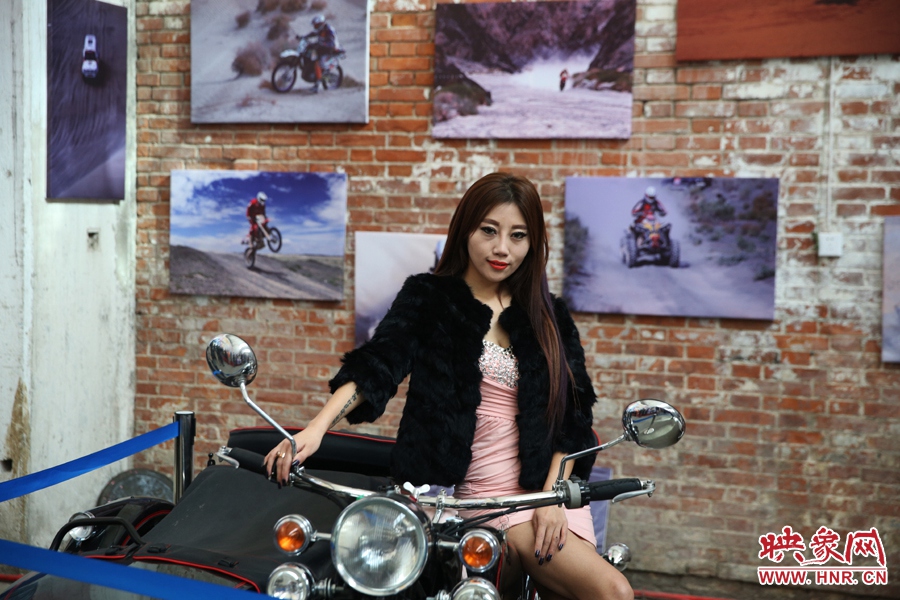 姐是車模，賽車的車。