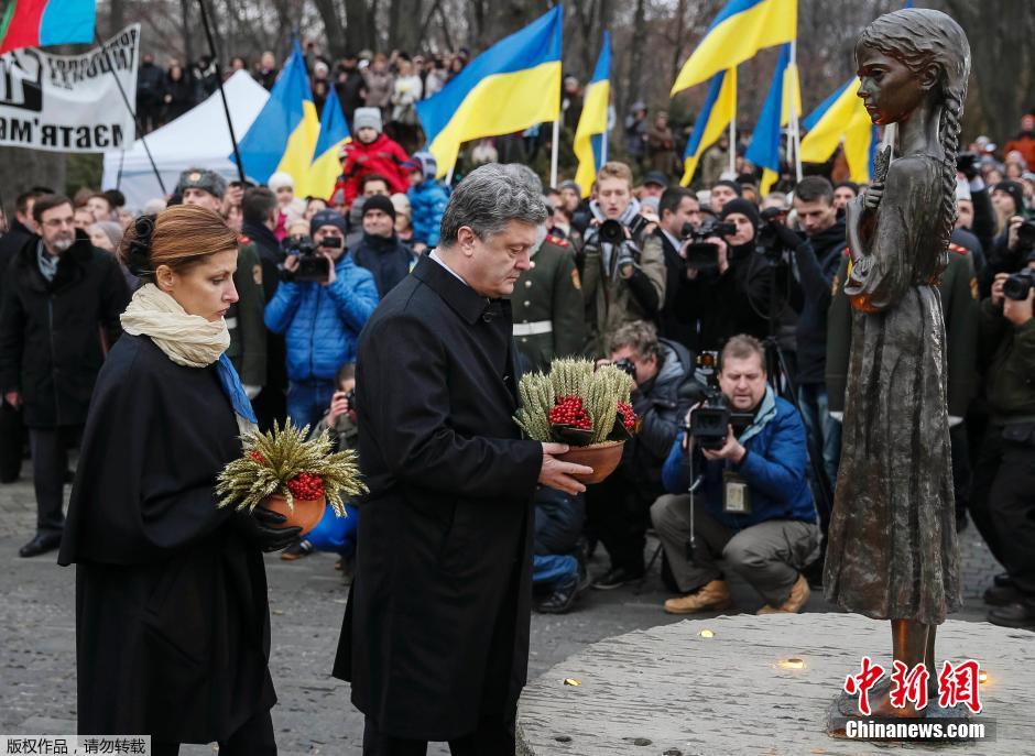 當(dāng)?shù)貢r(shí)間2014年11月22日，烏克蘭基輔，民眾舉行儀式紀(jì)念1932-1933烏克蘭大饑荒81周年