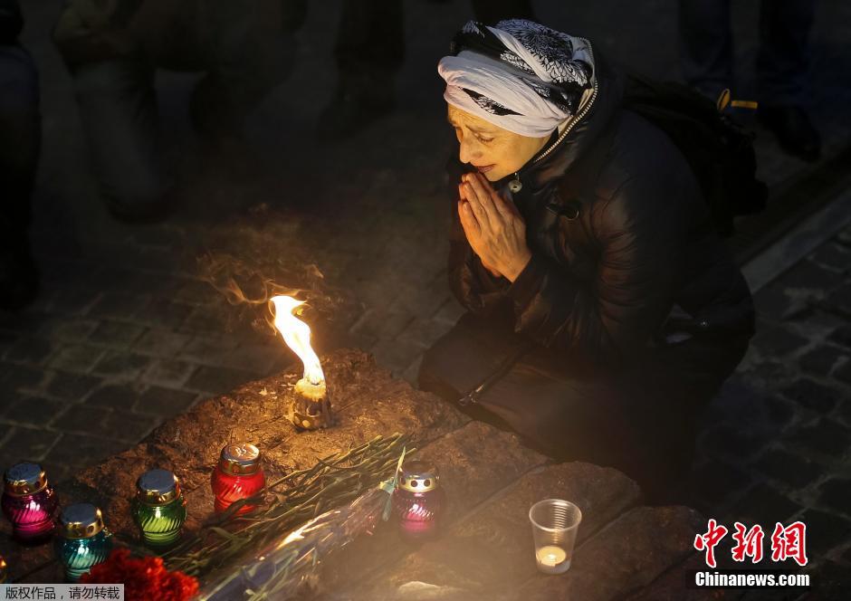 當(dāng)?shù)貢r(shí)間2014年11月22日，烏克蘭基輔，民眾舉行儀式紀(jì)念1932-1933烏克蘭大饑荒81周年