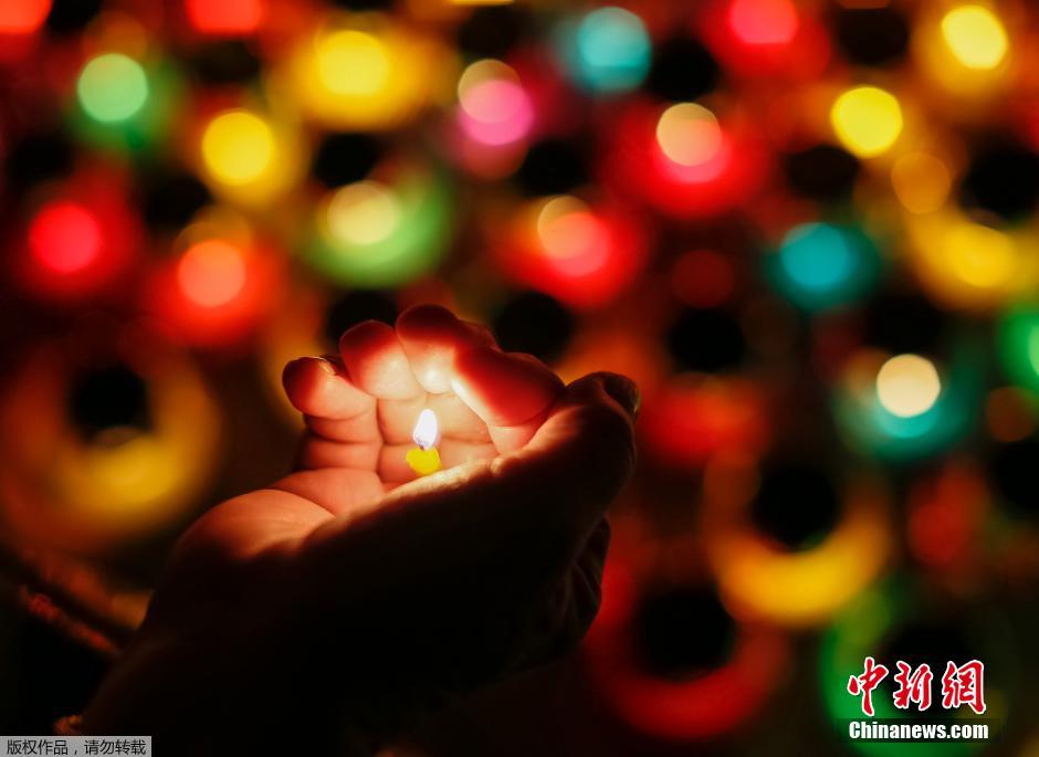 當(dāng)?shù)貢r(shí)間2014年11月22日，烏克蘭基輔，民眾舉行儀式紀(jì)念1932-1933烏克蘭大饑荒81周年