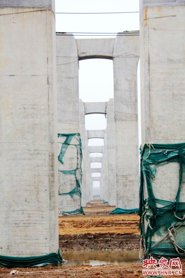 目前附近居民認為“照目前的施工狀況看，年底主體完工已不太可能”。