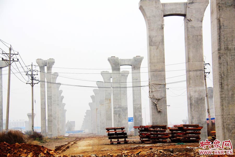 南北方向已架起數(shù)百根橋墩，一眼望不到邊際。