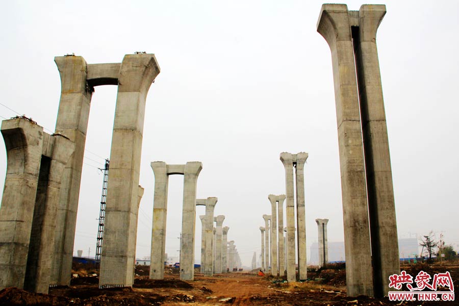 橋墩聳立，一片荒涼。