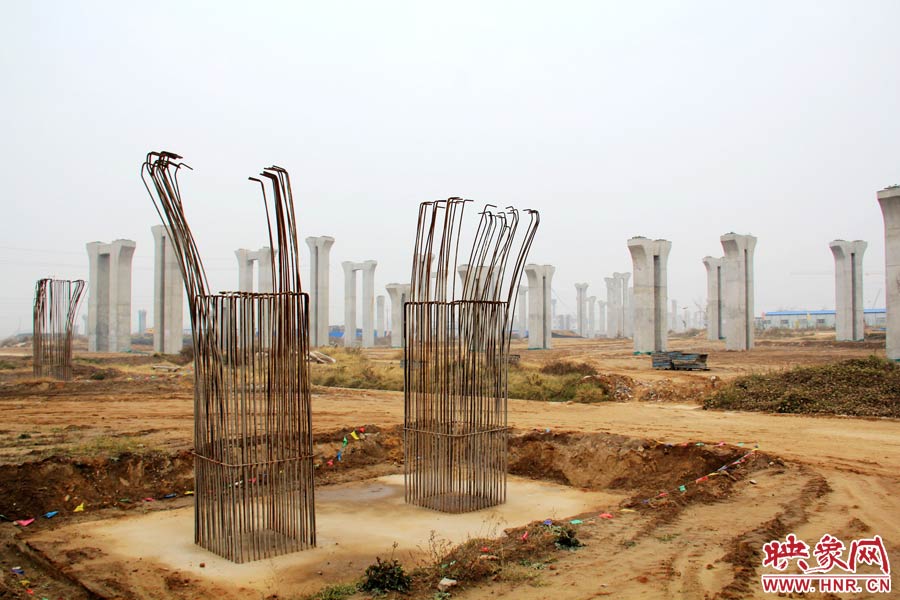 位于鄭州市南四環(huán)的京廣快速路南延工程已經(jīng)停工數(shù)月，現(xiàn)場幾百根橋墩已經(jīng)架起，場面甚是“震撼”。