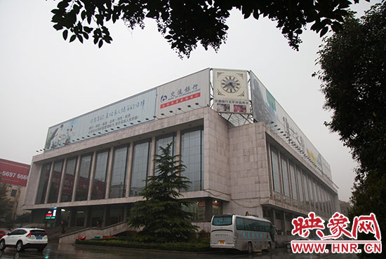 兩塊巨幅廣告牌仍然存在。