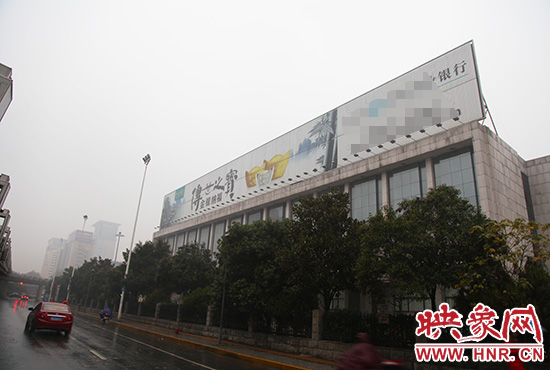 河南省人民會(huì)堂南面戶外廣告。