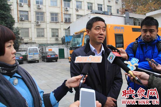 鄭州城市管理局行政執(zhí)法監(jiān)察支隊二大隊副大隊長杜陸水就“河南省人民會堂違法戶外廣告”一事，接受媒體采訪