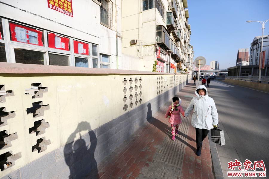 市民從墻外走過(guò)。