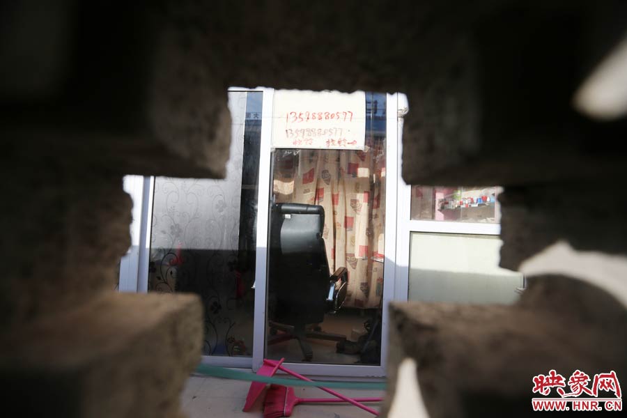 透過(guò)墻上的格子，可以看到里面的一切。