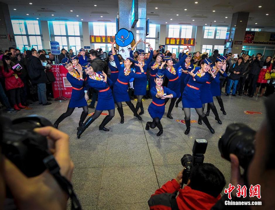 圖為D2702次列車13名乘務(wù)員在候車大廳內(nèi)玩起“快閃”。