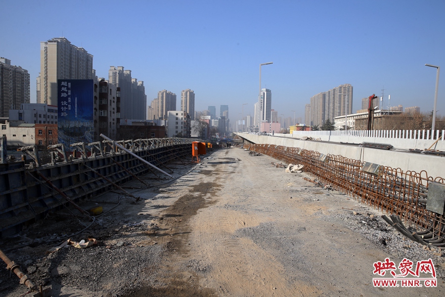 由西向東方向，嵩山南路出口以東，仍在緊張施工中。
