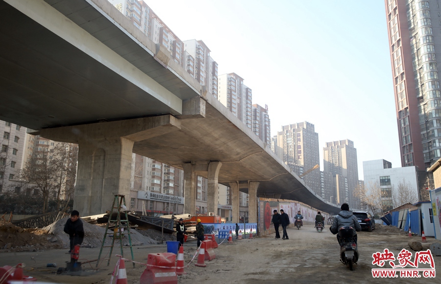 由西向東方向，嵩山南路出口以東，仍在緊張施工中。
