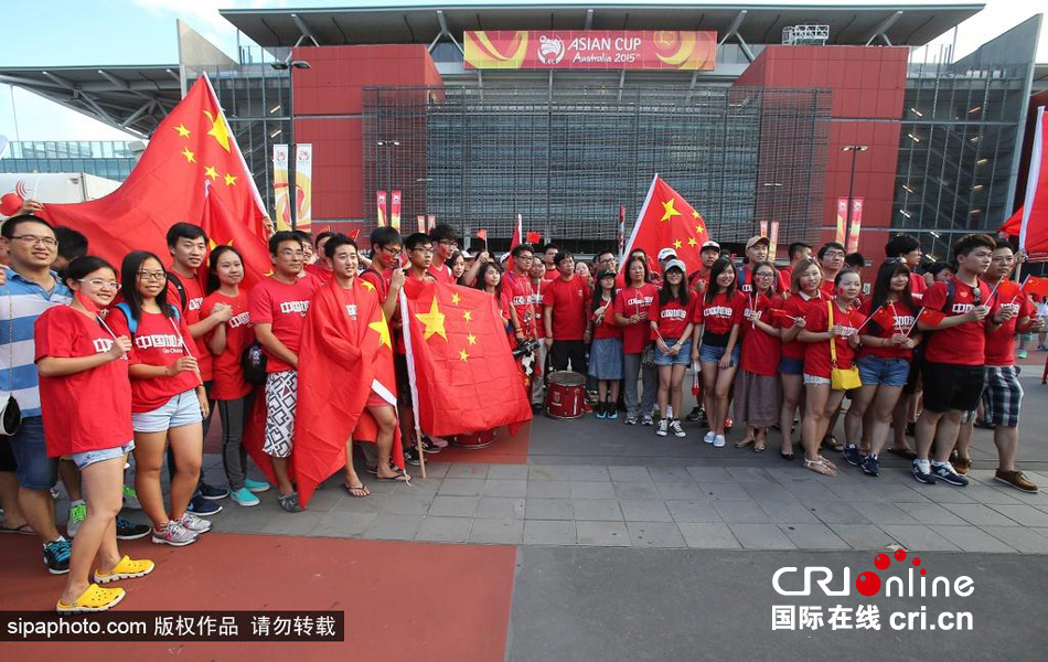 北京時(shí)間1月10日，中國隊(duì)迎來亞洲杯首場比賽，賽前中國球迷揮舞國旗進(jìn)場，為國足助威。