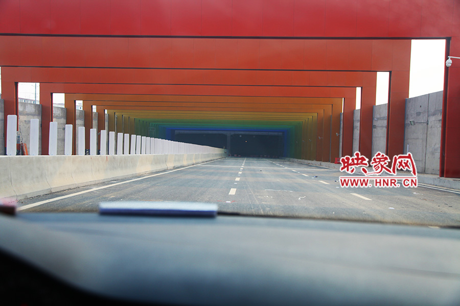 進(jìn)隧道時(shí)，由明到暗。