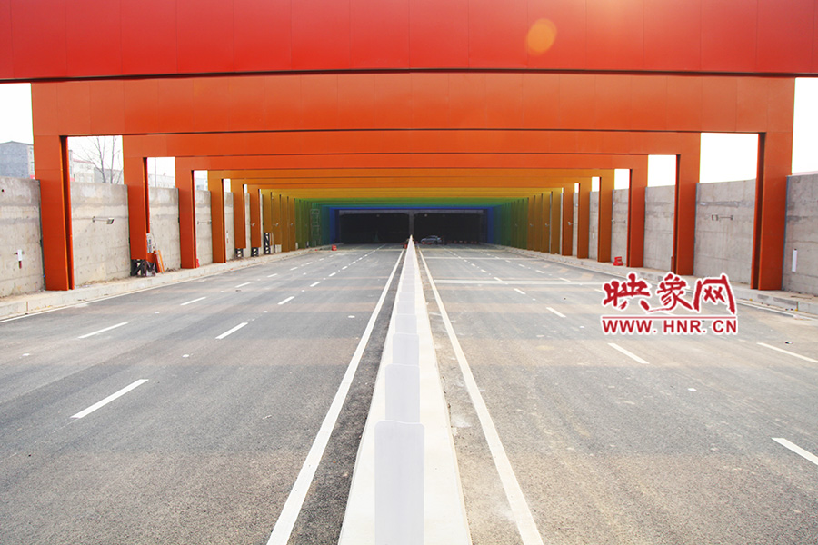 記者駕車體驗(yàn)。