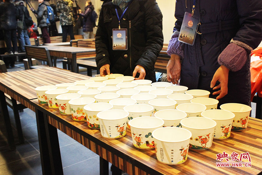 施粥人員準(zhǔn)備了一次性飯盒，方便市民攜帶。