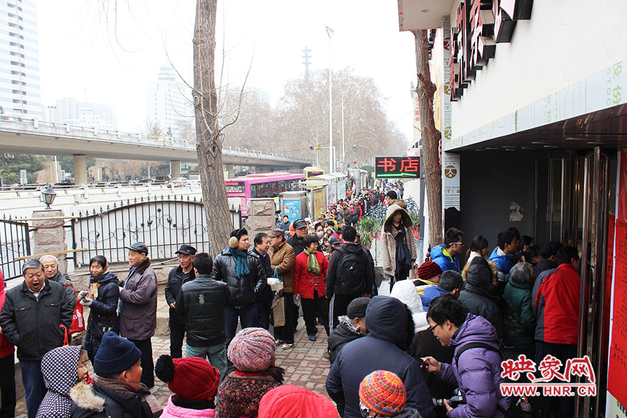 施粥現(xiàn)場(chǎng)排起近百米長(zhǎng)隊(duì)。