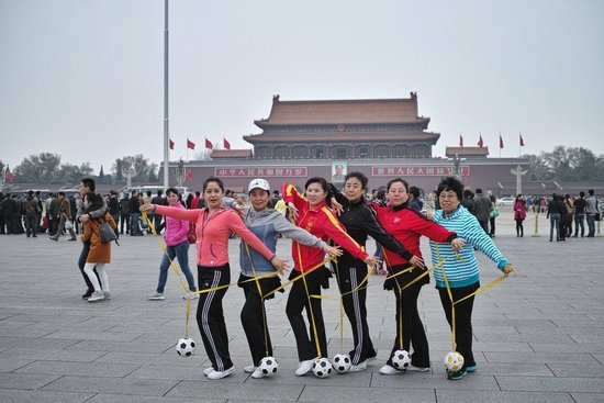 大媽天安門前跳廣場(chǎng)舞 3分鐘后被工作人員叫停