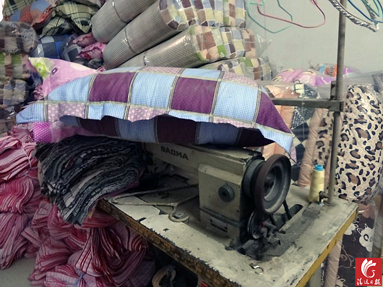 作坊一角。執(zhí)法人員稱，該作坊利用廢舊棉花和劣質(zhì)絮用纖維進行違法加工。