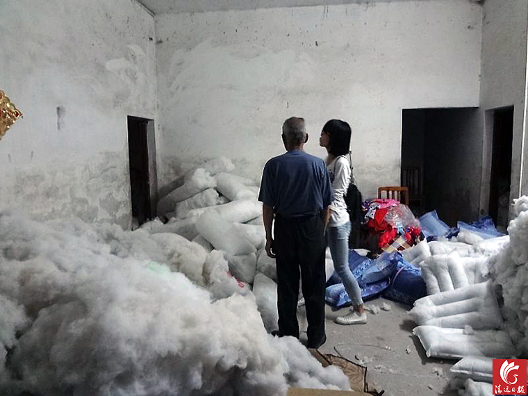 “黑心棉”堆滿了房間的每個角落。