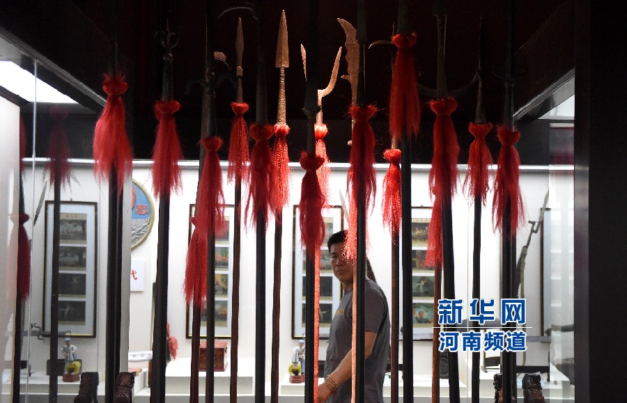 4月26日，參觀者在兵器展覽館內(nèi)參觀。