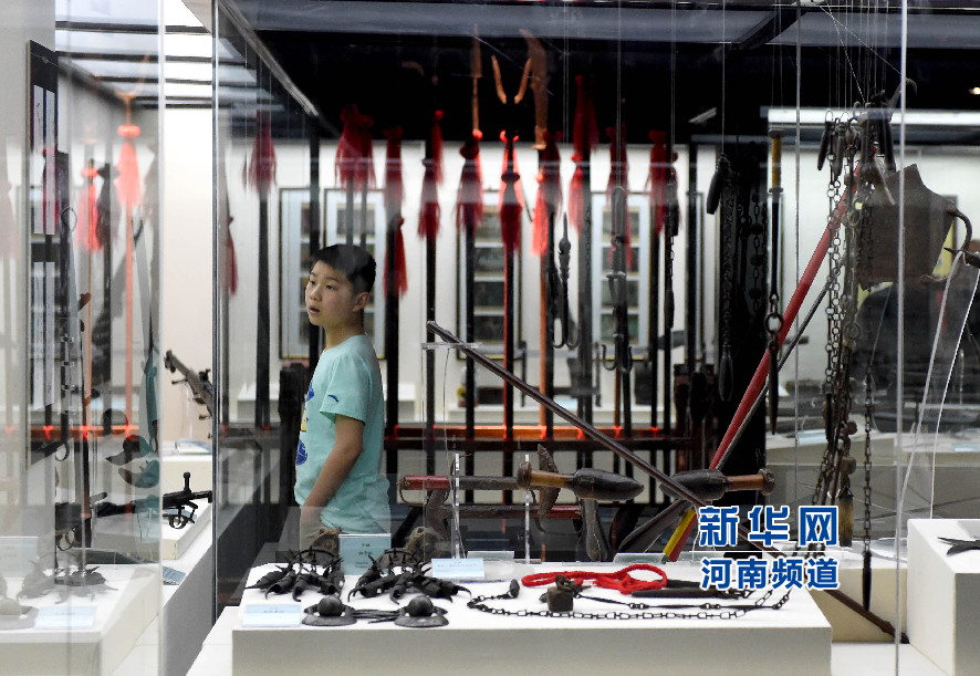 4月26日，參觀者在兵器展覽館內(nèi)參觀。