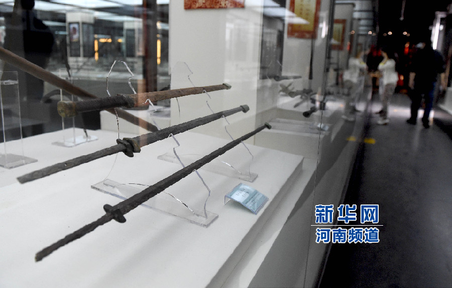 4月26日，參觀者在兵器展覽館內(nèi)參觀。