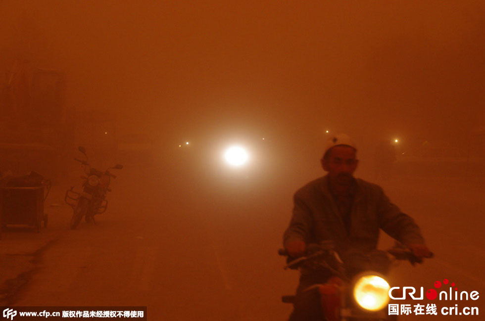 巴扎上的行人紛紛回家。　圖片來源：CFP