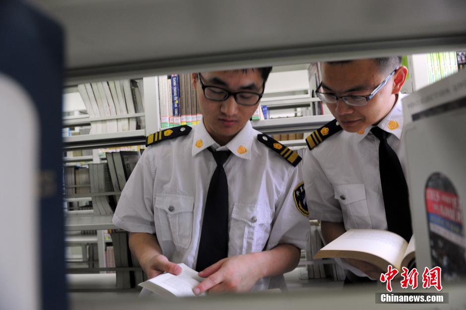 5月8日，武漢輕工大學(xué)圖書館保安吳濤與江力在圖書館交流學(xué)習(xí)。