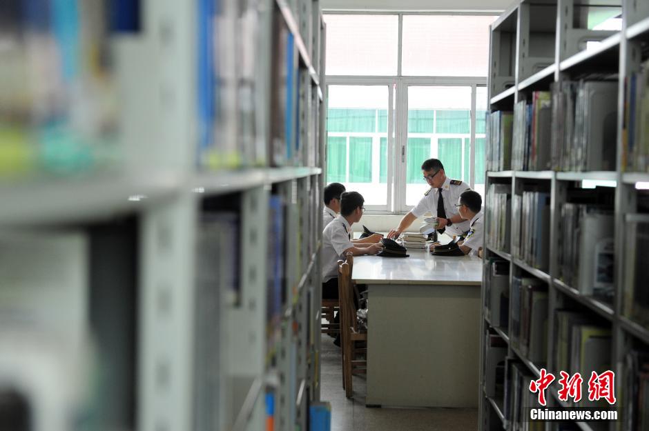 5月8日，武漢輕工大學(xué)保安吳濤、江力、黃凱、萬文杰在圖書館學(xué)習(xí)中。中新社發(fā) 張暢 攝