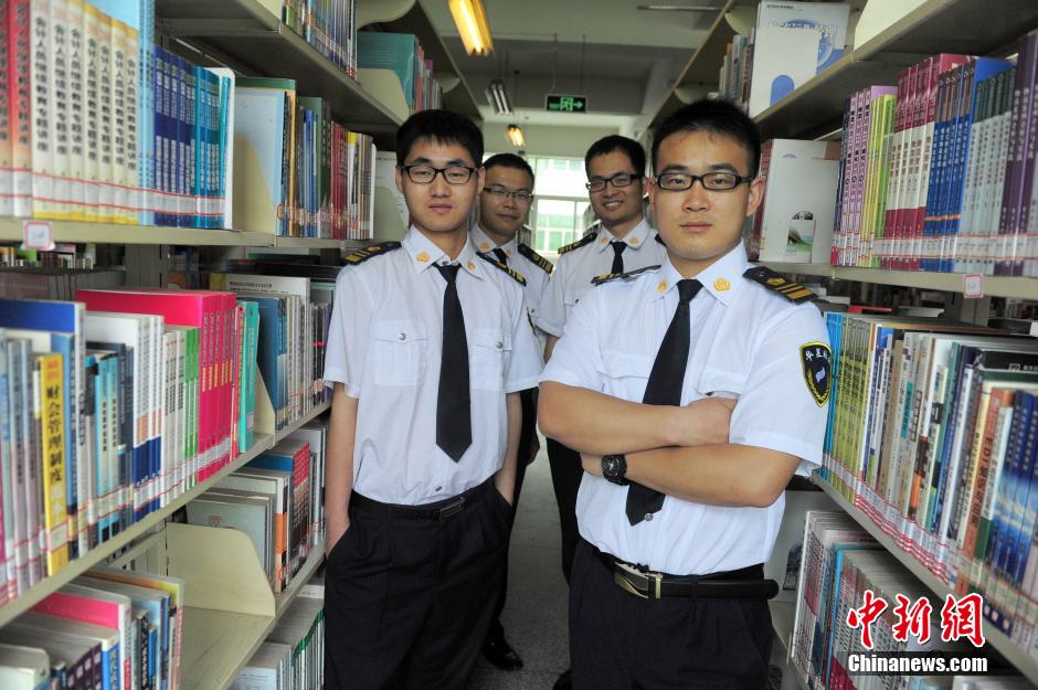 　5月8日，武漢輕工大學(xué)圖書館保安吳濤、江力、黃凱、萬文杰。中新社發(fā) 張暢 攝